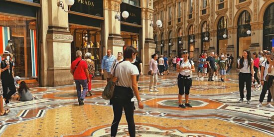 Mujer haciendo el ritual de la suerte sobre el toro de la Galer&iacute;a Vittorio Emanuele II