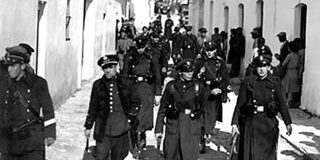 Guardias de Asalto de la República, entrando en Casas Viejas, Cádiz