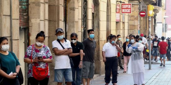 Personas tramitando durante la pandemia el Ingreso M&iacute;nimo Vital.