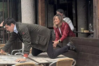 Lourdes Solís Toledo, dirigente del PSOE de Torrelodones, agarra a Vito Quiles de la pierna