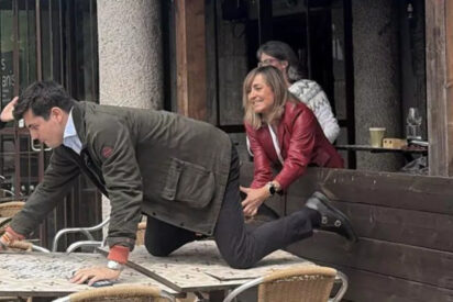Lourdes Solís Toledo, dirigente del PSOE de Torrelodones, agarra a Vito Quiles de la pierna