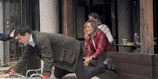 Lourdes Solís Toledo, dirigente del PSOE de Torrelodones, agarra a Vito Quiles de la pierna