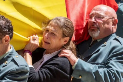 Luisa es la mujer del asesinado Germán. También es guardia civil.