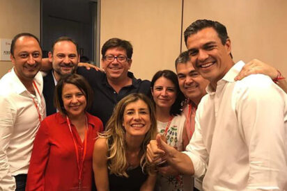 Pedro Sánchez y Begoña Gómez junto a Santos Cerdán, Adriana Lastra, Francisco Salazar, José Luis Ábalos, Alfonso Rodríguez Gómez de Celis, Sofía Hernanz Costa en una imagen de la campaña de las primarias del PSOE en 2017