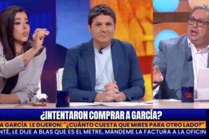 &iexcl;Cine en estado puro! Fran Sim&oacute;n y Sarah Santaolalla se enzarzan en una surrealista discusi&oacute;n que Cintora corta llamando machista al tertuliano
