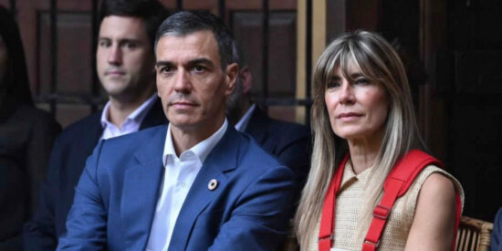 Sánchez y Begoña, con el brazo en cabestrillo