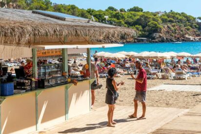 Escapadas de verano: Disfruta de los mejores chiringuitos frente al mar en las islas Pitiusas