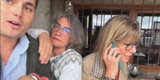 Vito Quiles, acosado por una 'charo' cuando trataba de preguntar a la mujer de Pedro S&aacute;nchez.