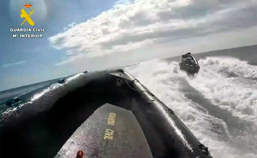 Dos guardias civiles mueren al chocar sus patrulleras en plena persecución de una narcolancha