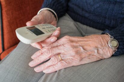 La estafa de los clavos de oro aterroriza a ancianos solos