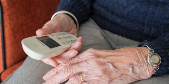 La estafa de los clavos de oro aterroriza a ancianos solos