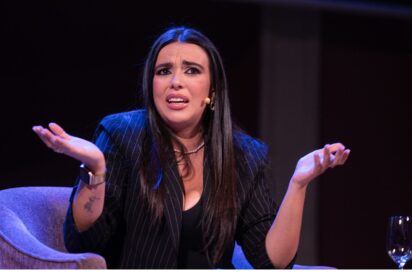J&oacute;venes de Revuelta se plantan en el acto de Sarah Santaolalla y lo que sucede despu&eacute;s es puro cine