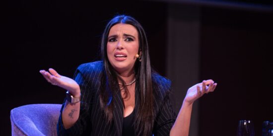 J&oacute;venes de Revuelta se plantan en el acto de Sarah Santaolalla y lo que sucede despu&eacute;s es puro cine