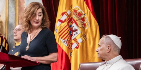 La presidenta del Congreso, Francina Armengol, y el Papa Le&oacute;n XIV interviene durante la visita del Pont&iacute;fice al Congreso de los Diputados