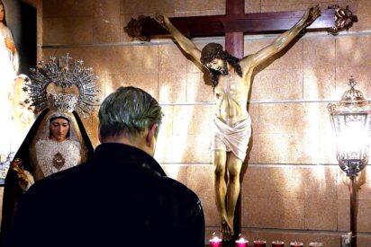 Antonio Gil-Terrón Puchades ante el Cristo