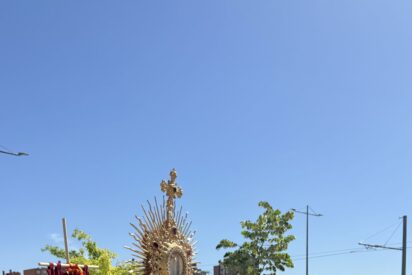 La fe toma las calles de Parla: el Obispo Auxiliar de Getafe preside el Corpus del Colegio Juan Pablo II