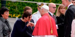Ayuso da la bienvenida al Papa Le&oacute;n XIV en Barajas al comienzo de su visita oficial a Espa&ntilde;a