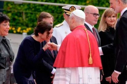 Ayuso da la bienvenida al Papa Le&oacute;n XIV en Barajas al comienzo de su visita oficial a Espa&ntilde;a