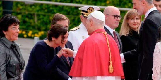 Ayuso da la bienvenida al Papa Le&oacute;n XIV en Barajas al comienzo de su visita oficial a Espa&ntilde;a