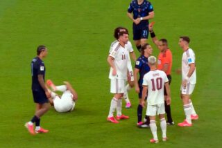 Espa&ntilde;a sobrevive al carrusel de patadas de Uruguay y gana por la m&iacute;nima