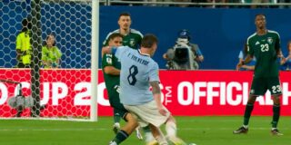 Arabia empata con Uruguay y deja el grupo al rojo vivo