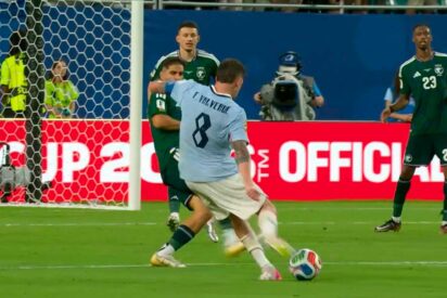 Arabia empata con Uruguay y deja el grupo al rojo vivo