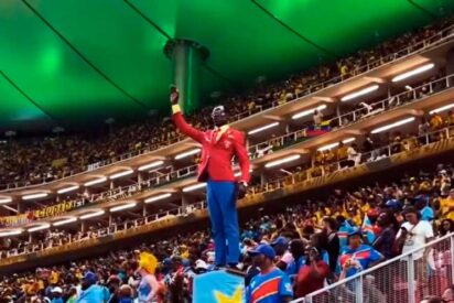 El aficionado que no canta ni salta: Lumumba Vea, la estatua viva que emociona en el Mundial