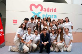 D&iacute;az Ayuso despide a los 20 j&oacute;venes que viajar&aacute;n a Egipto premiados por su excelencia acad&eacute;mica