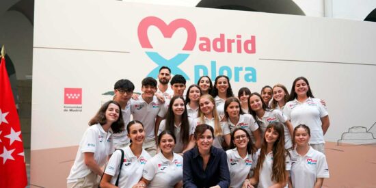 D&iacute;az Ayuso despide a los 20 j&oacute;venes que viajar&aacute;n a Egipto premiados por su excelencia acad&eacute;mica
