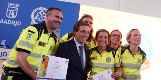 Almeida elogia la &ldquo;excelencia y profesionalidad&rdquo; de los sanitarios de SAMUR-Protecci&oacute;n Civil