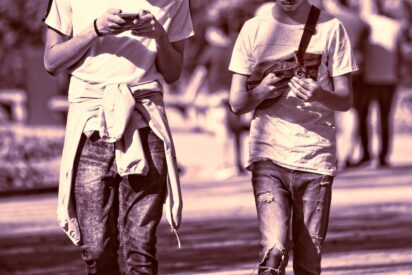 Dos m&oacute;viles, una app y mucha astucia: as&iacute; eluden los rusos el muro digital de Putin