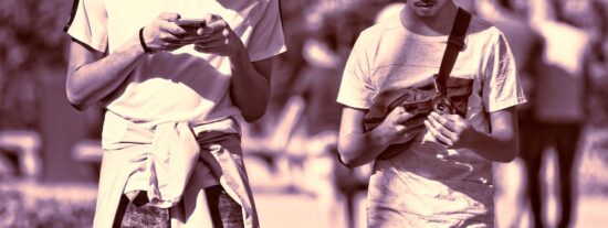Dos m&oacute;viles, una app y mucha astucia: as&iacute; eluden los rusos el muro digital de Putin