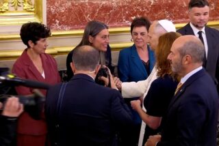 El periodista m&aacute;s palanganero de S&aacute;nchez pone a caer de un burro a la indepe Nogueras por ser una "hip&oacute;crita" con el papa