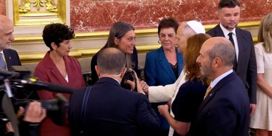 El periodista m&aacute;s palanganero de S&aacute;nchez pone a caer de un burro a la indepe Nogueras por ser una "hip&oacute;crita" con el papa