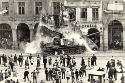 Los &acute;antidisturbios&acute; sovi&eacute;ticos disolviendo una manifestaci&oacute;n de estudiantes y obreros