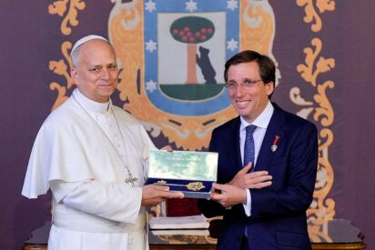 Almeida entrega la Llave de Oro de la Villa de Madrid al papa Le&oacute;n XIV