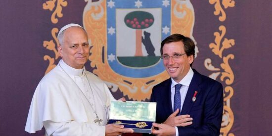 Almeida entrega la Llave de Oro de la Villa de Madrid al papa Le&oacute;n XIV