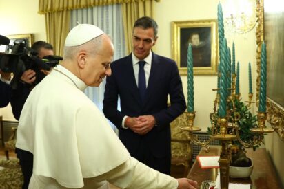 Papa Le&oacute;n XIV, Pedro S&aacute;nchez