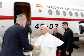 Y lleg&oacute; el Rey de Espa&ntilde;a y lo arregl&oacute; todo: El accidentado regreso del Papa Le&oacute;n XIV a Roma