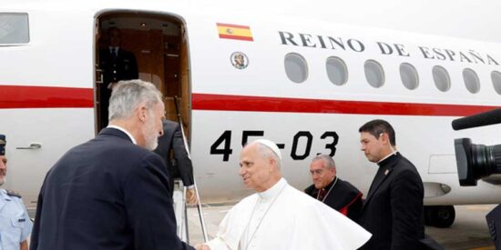 Y lleg&oacute; el Rey de Espa&ntilde;a y lo arregl&oacute; todo: El accidentado regreso del Papa Le&oacute;n XIV a Roma