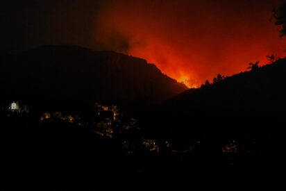 El incendio de la Vall d'Uix&oacute; sigue fuera de control mientras los equipos de emergencia concentran sus esfuerzos en Alfondeguilla, Artana y Betx&iacute;