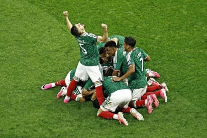 Los jugadores de M&eacute;xico celebran su pase a octavos de final.