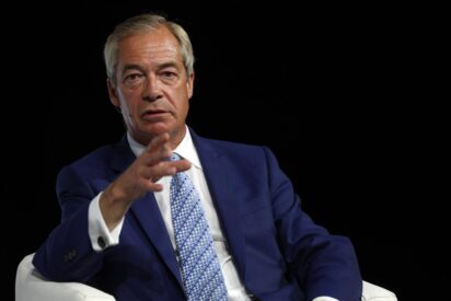 Farage transforma su esc&aacute;ndalo cripto en un plebiscito en Reino Unido