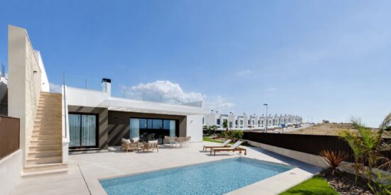 Nuevos chalets con piscina a la venta desde 132.000 euros