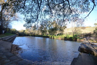 Esta piscina natural es ideal para visitar en verano y est&aacute; en Extremadura