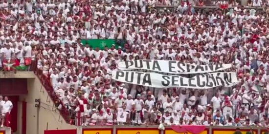 Proetarras en la plaza de toros de Pamplona