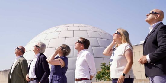 Almeida anima a los madrile&ntilde;os a acercarse al Planetario para disfrutar de un tr&iacute;o de eclipses