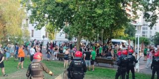 &iexcl;Estos son los socios de S&aacute;nchez! Los bilduetarras empa&ntilde;an la fiesta de la Selecci&oacute;n con agresiones y amenazas: "Espa&ntilde;oles, hijos de p*ta"