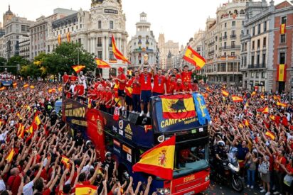 Madrid se ti&ntilde;e de rojo: gu&iacute;a para seguir a los campeones del mundo en su recorrido por la ciudad