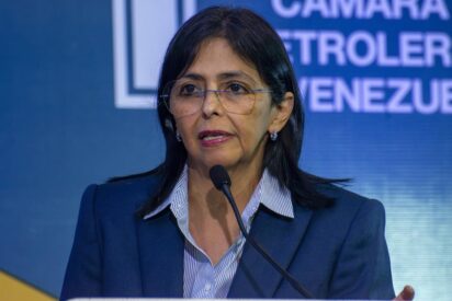 La chavista Delcy Rodr&iacute;guez se querella contra Aldama en Espa&ntilde;a y contrata a Baltasar Garz&oacute;n
